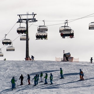 Der Skilift auf dem Feldberg im Schwarzwald.