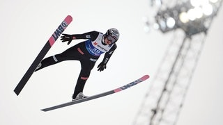 Der norwegische Skispringer Marius Lindvik in der Luft; sein Anzug und der seines Teamkollegen Johann André Forfang wurden vorsätzlich manipuliert