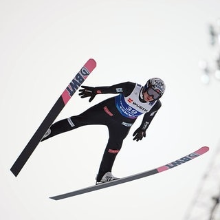 Der norwegische Skispringer Marius Lindvik in der Luft; sein Anzug und der seines Teamkollegen Johann André Forfang wurden vorsätzlich manipuliert