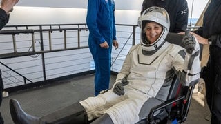 NASA-Astronautin Suni Williams zeigt den Daumen nach oben, nachdem ihr aus der SpaceX-Kapsel «Crew Dragon» an Bord des SpaceX-Bergungsschiffs «Megan» geholfen wurde, nachdem sie vor der Küste von Tallahassee im Wasser gelandet war. Williams war zusammen mit ihrem Kollegen Butch Wilmore unplanmäßig neun Monate auf der ISS.