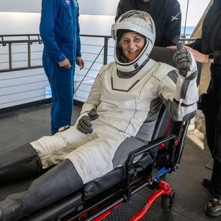 NASA-Astronautin Suni Williams zeigt den Daumen nach oben, nachdem ihr aus der SpaceX-Kapsel «Crew Dragon» an Bord des SpaceX-Bergungsschiffs «Megan» geholfen wurde, nachdem sie vor der Küste von Tallahassee im Wasser gelandet war. Williams war zusammen mit ihrem Kollegen Butch Wilmore unplanmäßig neun Monate auf der ISS.