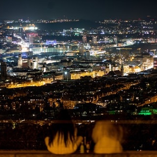 Die hell erleuchtete Stadt Stuttgart: Bei der Earth Hour wird an einzelnen Sehenswürdigkeiten das Licht für eine Stunde ausgeschaltet.