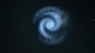 Hier ein Foto der Leucht-Spirale am Himmel. Wir sagen, was es mit dem Wirbel auf sich hat.