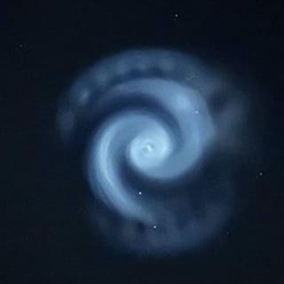 Hier ein Foto der Leucht-Spirale am Himmel. Wir sagen, was es mit dem Wirbel auf sich hat.