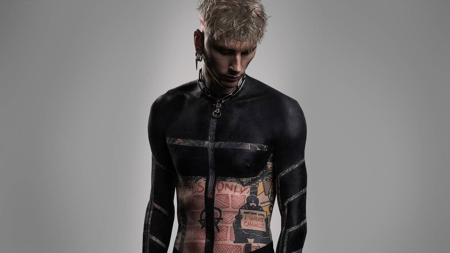 Machine Gun Kelly überrascht bei Instagram mit einem Bild seines neuen schwarzen Tattoos am ganzen Oberkörper