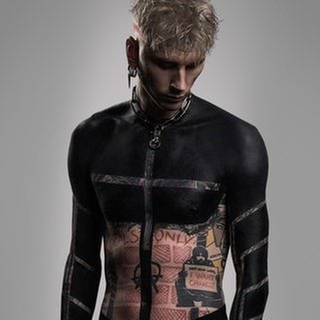 Machine Gun Kelly überrascht bei Instagram mit einem Bild seines neuen schwarzen Tattoos am ganzen Oberkörper