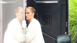 Einen Tag nach ihrem 55. Geburtstag sieht man Jennifer Lopez mit schlecht gelauntem Gesicht einen Bus besteigen. Sie lässt ihre Sachen abholen und zieht mit ihren Kindern aus dem gemeinsamen Haus mit Ben Affleck aus.