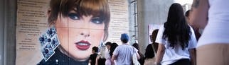 Fans von Taylor Swift stehen vor einem Wandgemälde der Sängerin Schlange, um Fotos zu machen. Sie ist ein Vorbild für viele Swifties.