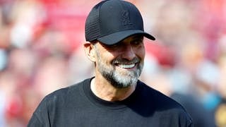 Der damalige Fußballtrainer Jürgen Klopp grinst beim letzten Spiel seiner Mannschaft FC Liverpool