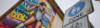 Buntes, zehn Meter hohes Graffiti von Taylor Swift an Hauswand in Gelsenkirchen.