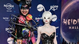 Bill Kaulitz als Universum und Leni Klum als Alien zu Halloween verkleidet