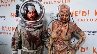 Tom Kaulitz (links) als Astronaut und Heidi Klum als Alien an Halloween 2019