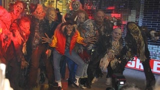 Heidi Klum an Halloween 2017 verkleidet als Werwolf aus Michael Jacksons Thriller-Video, umgeben von Zombies