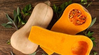 Ganzer Kürbis und aufgeschnitter Kürbis Sorte Butternut