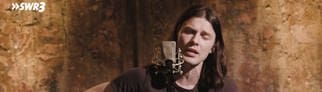 James Bay mit Gitarre und Mikrofon