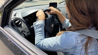 Frau in unsicherer Sitzposition im Auto