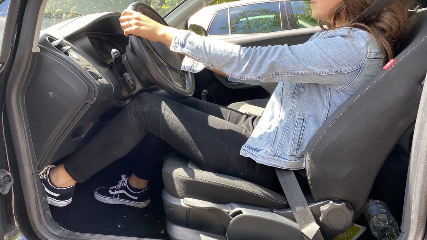Die richtige Sitzposition im Auto: Verletzungen vorbeugen
