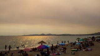 Griechenland - Athen: Rauchwolken, ausgelöst durch die Feuer auf der Insel Euböa, verdunkeln den Himmel über Athen.
