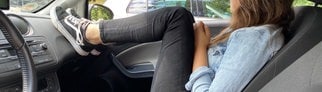 Frau in unsicherer Sitzposition im Auto