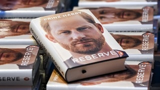 Das Buch „Reserve“ von Pronz Harry liegt auf einem Verkaufstisch in einer Buchhandlung.