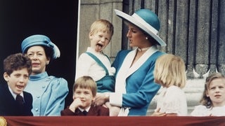 Eine Aufnahme der royalen Familie aus dem Jahr 1988. Zu sehen sind sieben Personen, darunter Queen Elizabeth, Lady Diana, Prinz William und Prinz Harry.