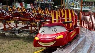 Achterbahn mit dem ersten Wagen, der ein gesicht hat. Gaeubodenvolksfest