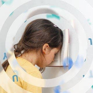 Ein Mädchen im Grundschulalter lehnt mit dem Kopf an einem Buch an der Wand. Im Hintergrund schwirren Buchstaben um sie herum.