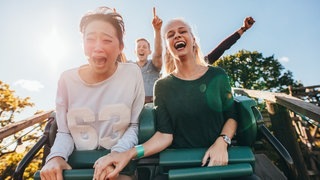 Zwei Frauen in einer Achterbahn