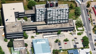 Das Telekom-Hochhaus in Neustadt an der Weinstraße aus der Vogelperspektive.