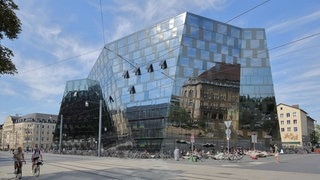 Unibibliothek in Freiburg mit verspiegelter Fassade.