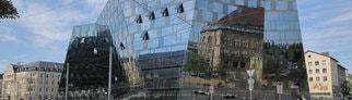 Unibibliothek in Freiburg mit verspiegelter Fassade.