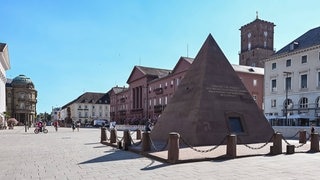 Ein Blick über den neu gestalteten Marktplatz in Karlsruhe.