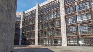 Die Fassade des Mainzer Rathaus aus Naturstein und Gittern an den Fenstern.