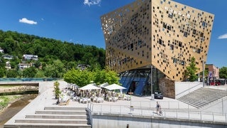 Forum Gold und Silber in Schwäbisch Gmünd: Ein würfelartiges Gebäude am Flussufer.