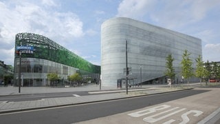 Zentralplatz in Koblenz mit dem Forum Confluentes rechts und dem Forum Mittelrhein links.