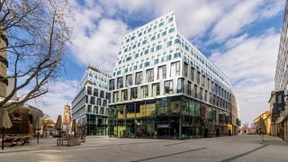 Dorotheen Quartier, ein Gebüde in Stuttgart mit Fassade aus Glas und kantiger Form.