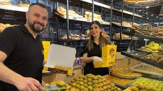 Sena Kilcik und ihr Mann Resit in ihrer türkischen Bäckerei in Kehl. Am Zuckerfest herrscht dort Hochbetrieb.