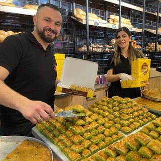 Sena Kilcik und ihr Mann Resit in ihrer türkischen Bäckerei in Kehl. Am Zuckerfest herrscht dort Hochbetrieb.