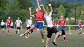 Sarah Ladd (Team GB) und Franziska Meyer (Deutschland) im Zweikampf um die Frisbeescheibe – der Sport wird auch bei internationalen Wettkämpfen ohne Schiedsrichter gespielt. Ultimate Frisbee gilt daher als Musterbeispiel für Fair Play im Sport.