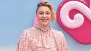 Greta Gerwig in glitzernem Kleid bei der Barbie-Film Premiere in London, bei dem sie Regie führte. Die Kritik gibts hier zu lesen.