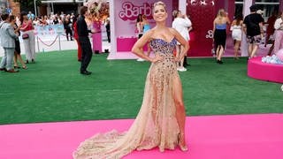 Model und Moderatorin Sylvie Meis strahlt bei der Barbie-Film Premiere in einem goldenen Kleid mit viel Glitzer. Hier gibts die Kritik zum Kinofilm.