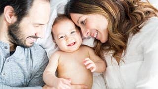 Deine Freunde frisch Eltern geworden? Das solltest du jetzt tun. Gebe ihnen viel Zeit, damit sie wie die Eltern auf dem Bild mit ihrem Neugeborenen kuscheln können.
