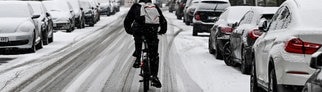 Fahrradfahrer bei Glatteis auf dem Weg zur Arbeit