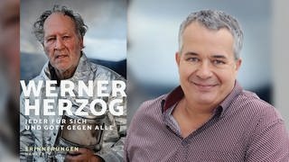 Sascha Zeus zeigt das Buch von Werner Herzog "Jeder für sich und Gott gegen alle"