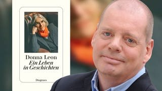 Klaus Sturm neben dem Cover des Buches "Ein Leben in Geschichten"