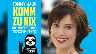 Kristian Hortenbach neben dem Cover des Buches Komm zu nix von Tommy Jaud