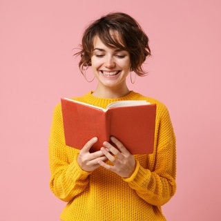 Eine junge Frau hält ein Buch in der Hand, da beim SWR3 Lesetag Buchtipps für 2023 vorgestellt werden.