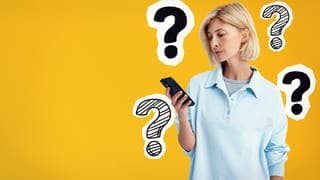 Whatsapp Anruf von fremden Nummern aus dem Ausland: Frau schaut aufs Smartphone