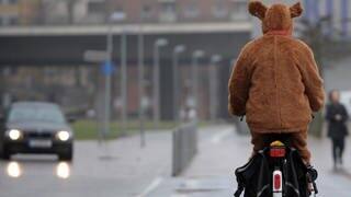 Im Teddybär-Kostüm auf dem Fahrrad unterwegs: Ist das erlaubt?