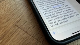 Smartphone mit dem Martinelli-Virus-Kettenbrief. Nur ein Fake oder ist wirklich was dran? Spoiler: nein!